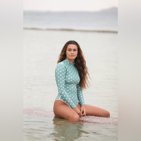 NWT Acacia Ehukai Piped Surf Rash Guard - Picture 3 of 4